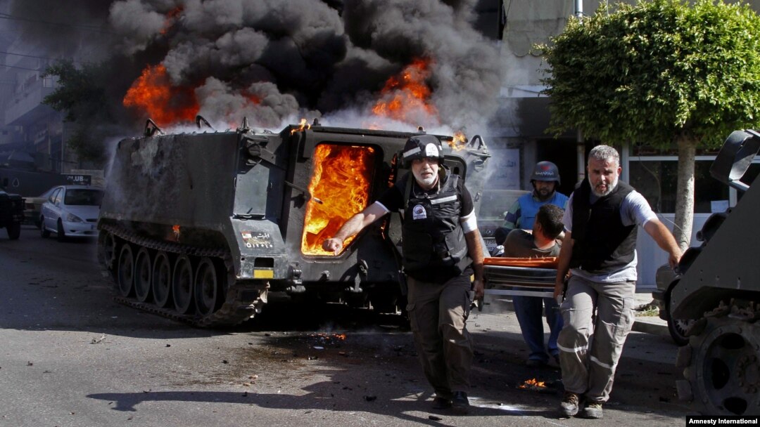 Medics transport an injured Lebanese Army soldier during fighting against followers of a radical Sunni cleric Sheik Ahmad al-Assir in the southern port city of Sidon, June 23, 2013. 