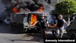 Medics transport an injured Lebanese Army soldier during fighting against followers of a radical Sunni cleric Sheik Ahmad al-Assir in the southern port city of Sidon, June 23, 2013. 