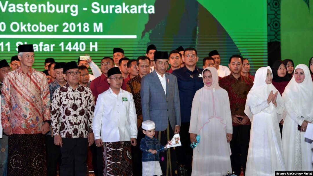Presiden Jokowi dalam acara "Apel Akbar Santri Nusantara", Sabtu malam (20/10).