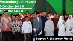 Presiden Jokowi dalam acara "Apel Akbar Santri Nusantara", Sabtu malam (20/10).