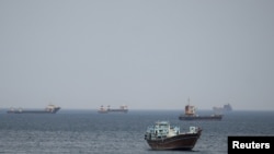 2026년 4월 22일, 오만 무산담 인근 호르무즈 해협을 항해 중인 선박들