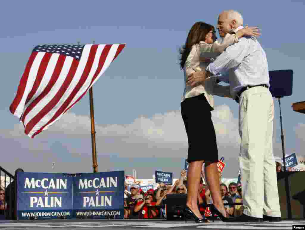 Кандидат в президенты от Республиканской партии обнимает кандидата в вице-президенты, губернатора Аляски Сару Пейлин во время предвыборного мероприятия в штате Миссури, 31 августа 2008