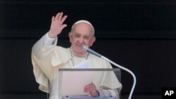 Papa Francisiko ariko aratanga imihezagiro i St.Peter's Square, i Vatican, mu kwezi kwa cenda, itariki 5, 2021.