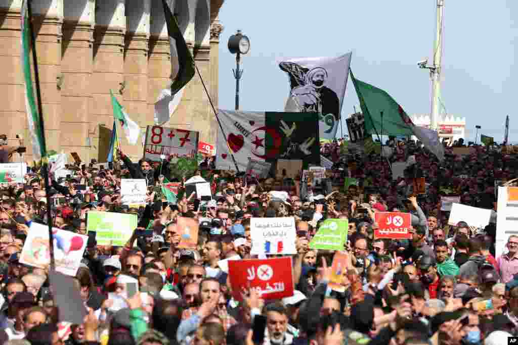راهپیمایی تظاهرکنندگان در حمایت از جنبش دمکراسی‌خواهی در خیابان‌های الجزیره پایتخت الجزایر 