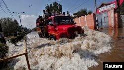 Tentara India mengevakuasi korban banjir di Srinagar, Kashmir-India (10/9).