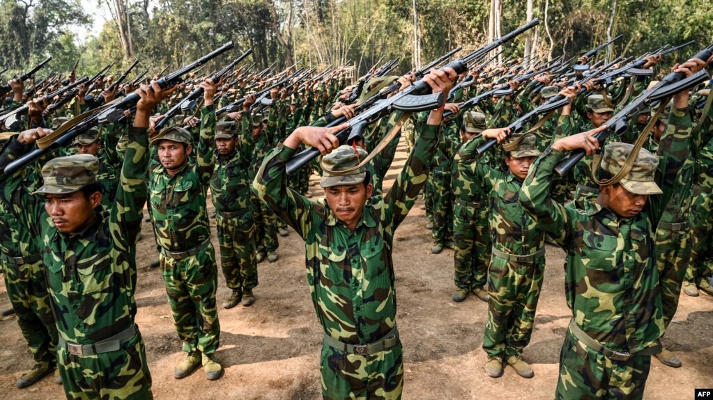 Các binh lính kháng chiến thuộc sắc tộc Ta'ang đang huấn luyện tại một căn cứ của họ ở trong rừng ở bang Shan ở phía bắc