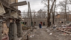 
Seorang perempuan berjalan melewati puing-puing dan bangunan yang rusak setelah serangan di Kostyantynivka, di wilayah timur Donetsk, 7 Februari 2025, di tengah invasi Rusia ke Ukraina. (Foto: Roman Pilipey/AFP)