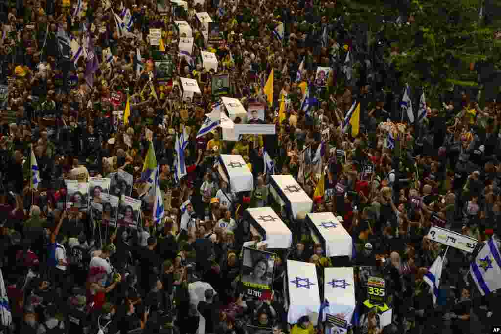 Ribuan demonstran membawa peti mati tiruan yang ditutupi bendera Israel yang mewakili 27 sandera yang jasadnya telah ditemukan dari Gaza, selama unjuk rasa menuntut gencatan senjata dan pembebasan segera sandera di Tel Aviv, Israel. (AP)&nbsp;