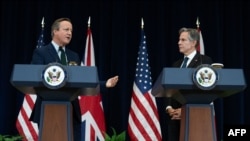 Menteri Luar Negeri AS Antony Blinken (kanan) dan Menteri Luar Negeri Inggris David Cameron menggelar konferensi pers di Washington, DC, pada 7 Desember 2023. (Foto: AFP/Saul Loeb)