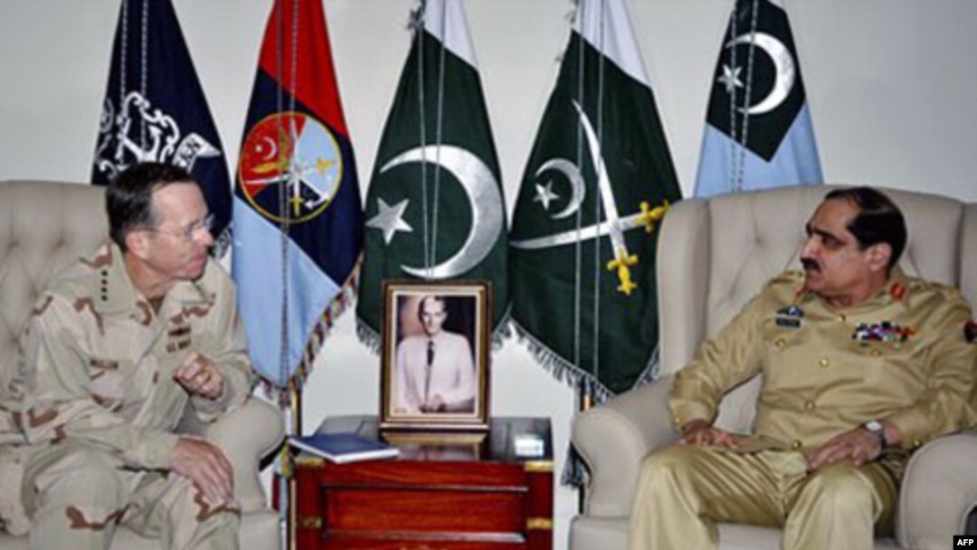 AQSh Qurolli Kuchlari Bosh shtabi qo’mondoni admiral Mayk Myullen Pokiston Qurolli Kuchlari Bosh shtabi qo’mondoni Xolid Shamin bilan muloqot qilmoqda, Ravalpindi, 20 aprel 2011