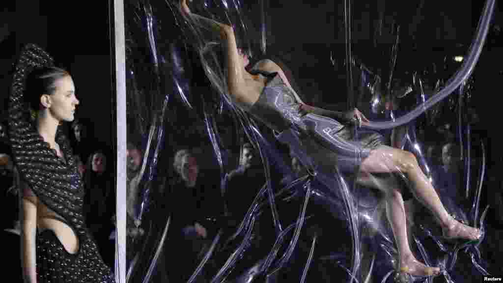 Un modèle présente une création de Iris van Herpen dans le cadre de la collection automne / hiver de prêt-à-porter 2014-2015 des femmes pendant la semaine Fashion à Paris, 4 Mars 2014.