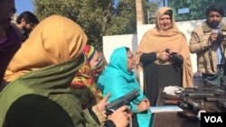 د پېښور پوليس لائن کې نن د نهې په ورځ د پېښور وومن (ښځينه) فرنټئرکالج نهه ښځينه استاذانو ته د وسلې تربيت ورکړی شوی دی .