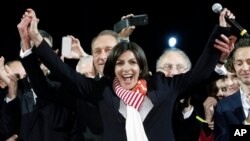 Anne Hidalgo,sorri ao ser anunciado que ganhara no domingo a Camara de Paris 