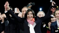 巴黎当选市长伊达尔戈（中）。