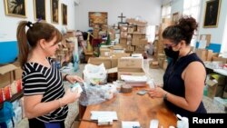 Волонтеры упаковывают лекарства для отправки на Кубу