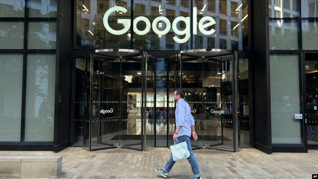 FILE - Seorang pria berjalan melewati kantor Google di kawasan Kings Cross, London, 10 Agustus 2024. (Brian Melley/AP)