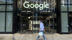 FILE - Seorang pria berjalan melewati kantor Google di kawasan Kings Cross, London, 10 Agustus 2024. (Brian Melley/AP)