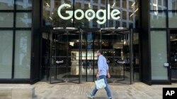 FILE - Seorang pria berjalan melewati kantor Google di kawasan Kings Cross, London, 10 Agustus 2024. (Brian Melley/AP)