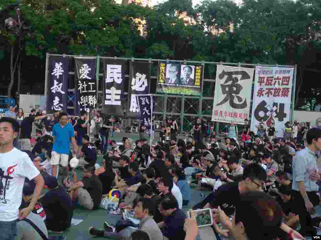 香港2014年六四烛光晚会开始前的景象 (美国之音海彦拍摄)