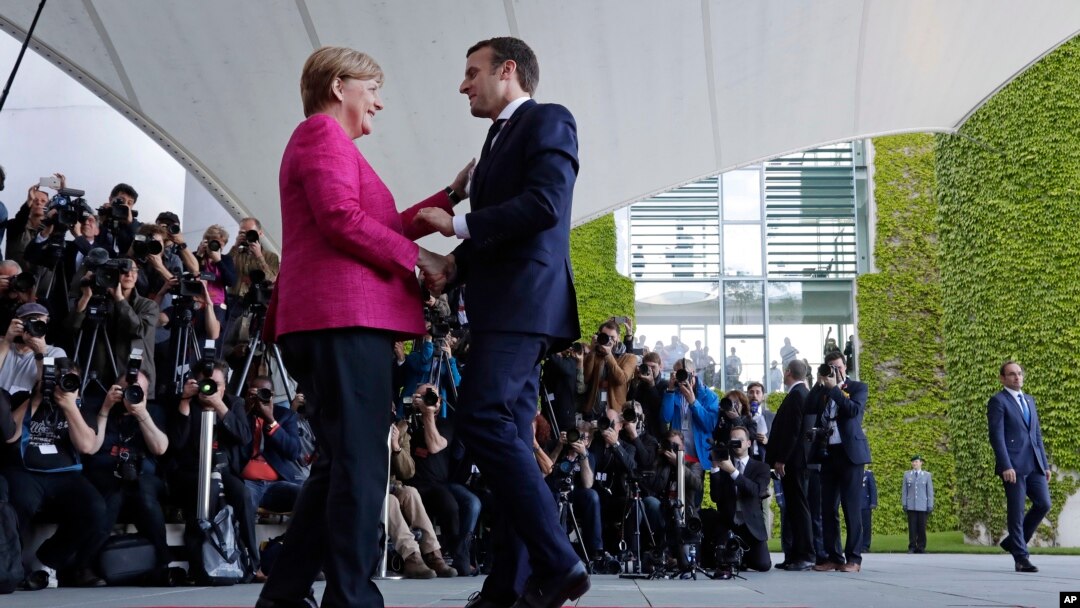 Nemačka kancelarka Angela Merel i novi francuski predsednik Emanuel Makron tokom susreta u Berlinu, 15. maj 2017.