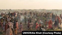 资料照片：2023年11月，南苏丹返乡者和苏丹难民经乔达过境点进入南苏丹。