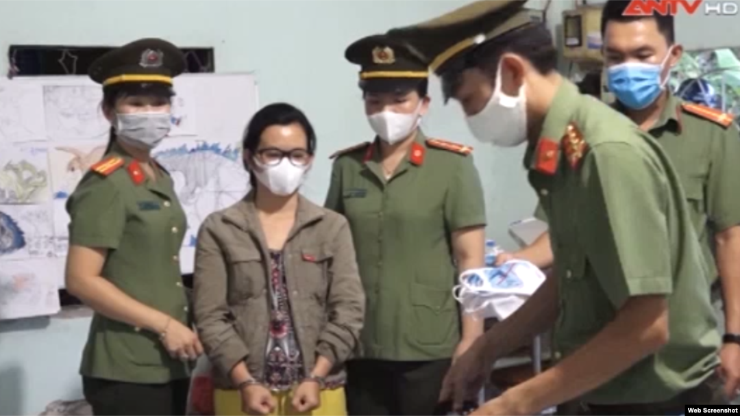 Công an tịch thu khẩu trang và áo thu in hình 'No U' sau khi đọc lệnh bắt và soát nhà của bà Đinh Thị Thu Thủy hôm 18/04/2020. Photo ANTV. Hình minh họa.