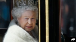 Britain's Queen Elizabeth II travels in a carriage from Buckingham Palace towards the Houses of Parliament in London, May 27, 2015. 