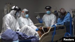 美国德州休斯敦市医护人员2020年6月29日在一个急诊室抢救一名新冠病毒患者（路透社）
