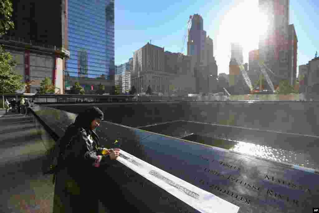 Dos grandes fuentes de agua que cae en forma de cascada, una por cada torre, forman parte del memorial del 9/11 en Manhattan, Nueva York. All&iacute; tambi&eacute;n se recuerda a las seis v&iacute;ctimas del ataque de bomba de 1993 a las Torres Gemelas.