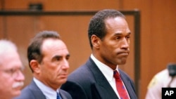 Ceza mahkemesi jürisi 1995 yılında Simpson’ı cinayetten suçsuz bulmuştu. Ancak ayrı bir kamu davası jürisi 1997 yılında Simpson’ı ölümlerde sorumlu buldu ve eski eşi Nicole Brown ve Ron Goldman'ın ailelerine 33 buçuk milyon dolar tazminat ödemesine karar vermişti. 