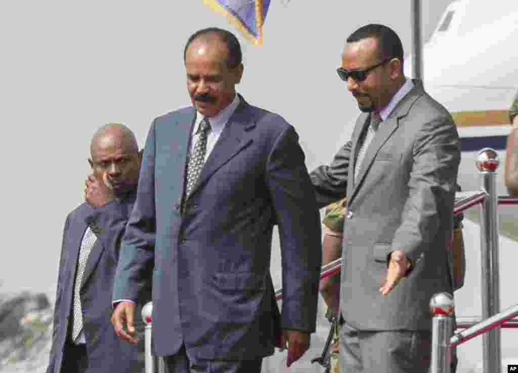 Rais wa Eritrea Isaias Afwerki, aliyesimama mbele ya Waziri Mkuu wa Ethiopia Abiy Ahmed mara baada ya kuwasili katika Uwanja wa Ndege wa Kimataifa wa Addis Ababa, Ethiopia, Jumamosi, July 15, 2018.