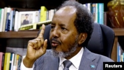 (Archives) Le président somalien Hassan Sheikh Mohamoud lors d'une interview avec Reuters, dans son bureau à Mogadiscio, en Somalie, le 20 février 2024.