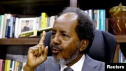 ARQUIVO: Presidente da Somália, Hassan Sheikh Mohamud, discursa durante uma entrevista à Reuters, no seu escritório em Mogadíscio, fevereiro de 2024.