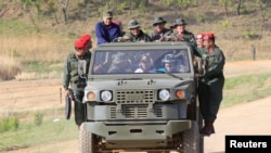El presidente en disputa de Venezuela, Nicolás Maduro, conduce un vehículo militar durante una visita a una base del ejército en El Pao, el 4 de mayo de 2019.