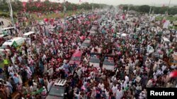 Pendukung mantan Perdana Menteri Nawaz Sharif berkerumun di sekitar mobil yang membawanya memasuki Rawalpindi, Pakistan, 9 Agustus 2017.