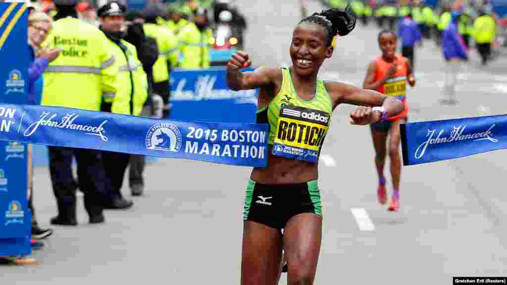 Caroline Rotich wa Kenya akikata utepu kushinda mbio za Boston Marathon April 20 2015