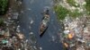 Seorang pria dalam sebuah sampan mengumpulkan sampah plastik di sungai yang kotor di Dhaka, Bangladesh, 17 April 2019. (Foto:REUTERS/Mohammad Ponir Hossain)