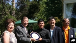 台湾驻美代表赠送纪念盘给潘振琮