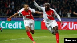 L'AS Monaco Tiemoue Bakayoko fête le 3e but avec Kylian Mbappé, lors du match contre Manchester City, le 15 mars 2017.