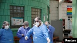 Profesionales de la salud se preparan para atender a pacientes de COVID-19 en el Hospital Los Andes de El Alto, en las afueras de La Paz, el 7 de julio de 2020.