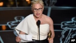 Aktris Patricia Arquette menerima piala Oscar untuk aktris pembantu terbaik dalam film "Boyhood" (22/2). (AP/Invision/John Shearer)