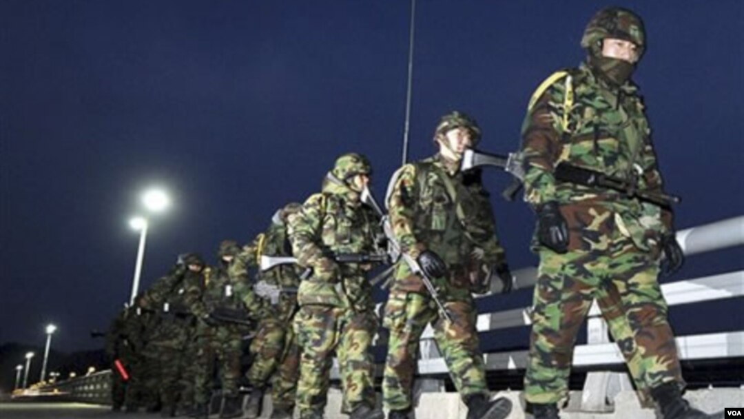 Tentara-tentara Marinir Korea Selatan berpatroli di pulau Yeonpyeong, Korea Selatan.