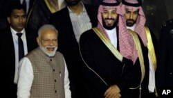 PM India Narendra Modi menyambut kedatangan Putra Mahkota Saudi, Mohammed bin Salman di bandara New Delhi, 19 Februari 2019.