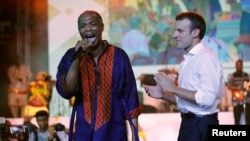 Le président français Emmanuel Macron sur scène avec le musicien nigérian Femi Kuti lors de sa visite au Shrine à Lagos au Nigeria, le 3 juillet 2018.