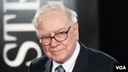 Warren Buffett, qui a donné une voiture, le produit de la vente devant être reversé à une ONG (VOA)