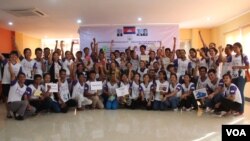 File Photo: Community Youth Network take group photo​ at the annual reflection workshop on “Result and Role of CYN in Raising Awareness on Safe Migration and Prevention of Human Trafficking in Cambodia” on June 12, 2015, Phnom Penh. (Nov Povleakhena/VOA Khmer)