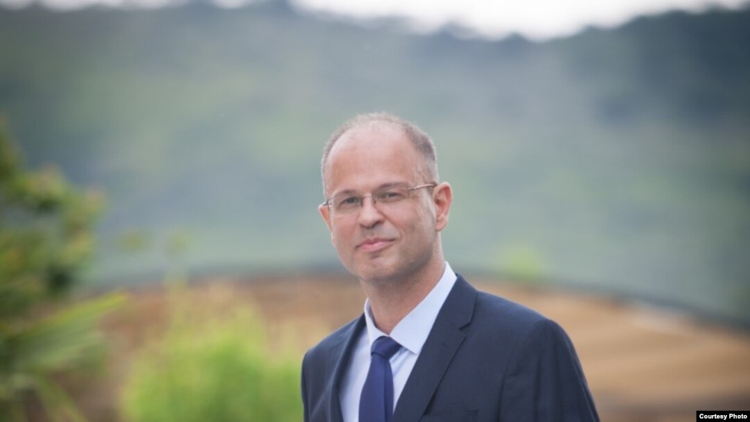 Jovo Martinović, crnogorski novinar, dobitnik je međunarodne novinarske nagrade Piter Mekler za hrabro i etičko izvještavanje.