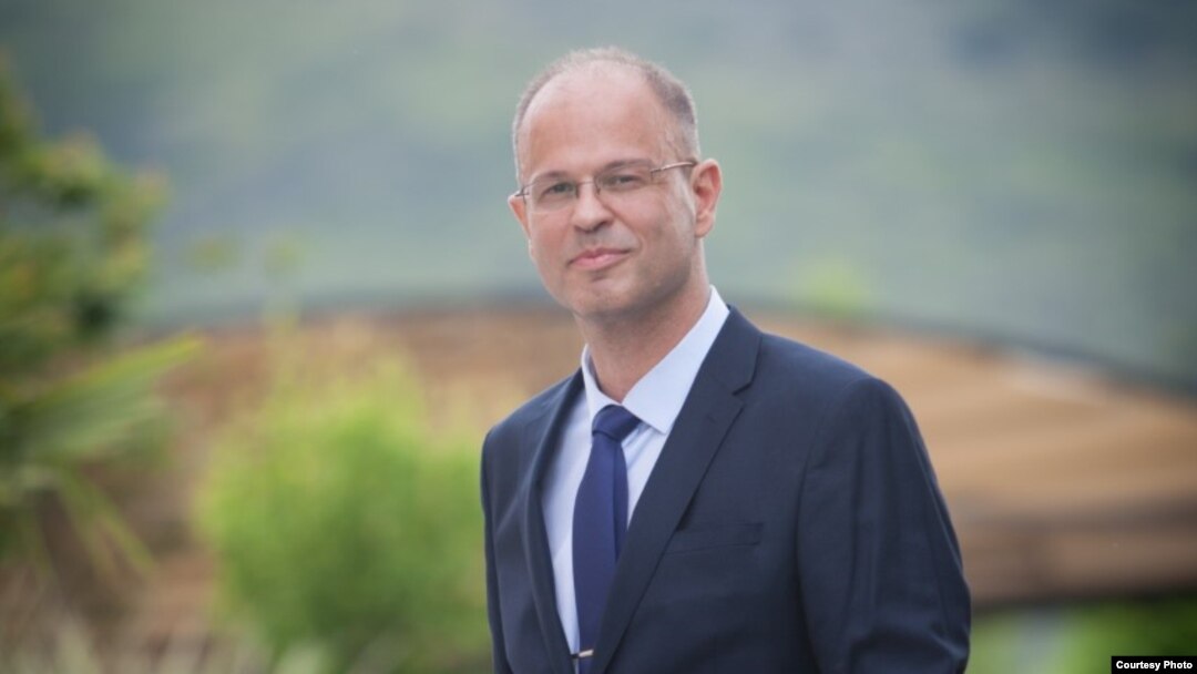 Crnogorski novinar Jovo Martinović osuđen je u četvrtak u Višem sudu u Podgorici na godinu dana zatvora za posredovanje u švercu narkotika, dok je istovremeno oslobođen optužbe za stvaranje kriminalne organizacije. (