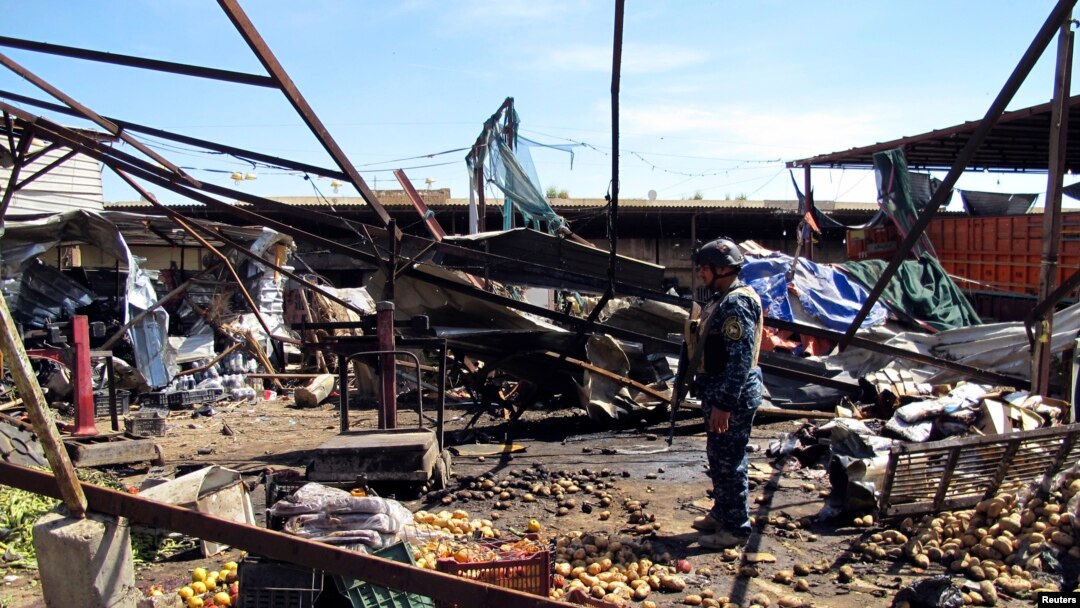 Seorang polisi berdiri di sebuah lokasi ledakan bom di Shuala, Baghdad (19/3). Cabang Al-Qaida di Irak menyatakan bertanggung jawab atas serangan di Baghdad dan sekitarnya dan memperingatkan akan melancarkan serangan susulan. 