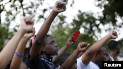 Para demonstran memrotes penembakan Alton Sterling dekat kantor pusat polisi di Baton Rouge di Baton Rouge, Louisiana, 9 Juli 2016. 